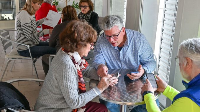 Apple-Café in Hanau wird zum Anlaufpunkt für ältere iPhone-Nutzer