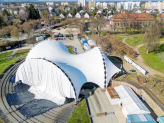 Dach über Amphitheater wird wieder installiert: Letzte Aufbauarbeiten für Brüder Grimm Festspiele laufen