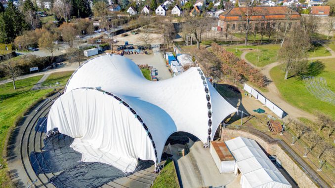 Dach über Amphitheater wird wieder installiert: Letzte Aufbauarbeiten für Brüder Grimm Festspiele laufen Dach über Amphitheater wird wieder installiert: Letzte Aufbauarbeiten für Brüder Grimm Festspiele laufen