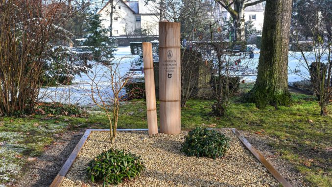 Hanau erklärt Grab von Puppenmuseumsgründerin Gertrud Rosemann zur Ehrengrabstätte Hanau erklärt Grab von Puppenmuseumsgründerin Gertrud Rosemann zur Ehrengrabstätte