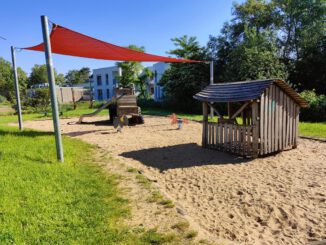 Hanau reinigt Sandflächen auf Spielplätzen, in Kitas und an Schulen