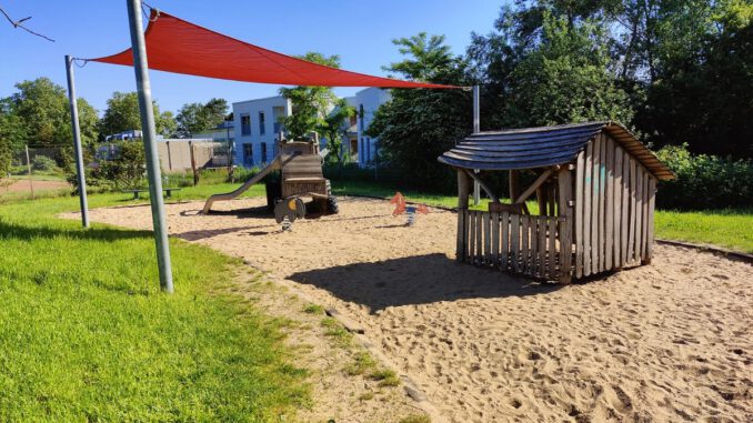 Hanau reinigt Sandflächen auf Spielplätzen, in Kitas und an Schulen
