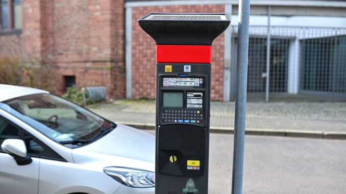 Hanau stattet Parkscheinautomaten für Kennzeichenerfassung und kontaktlose Zahlung aus