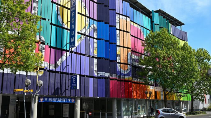 Hanau stellt Parkhaus Am Forum auf schrankenloses System um