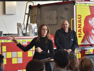 Hanauer Grundschüler malen Feuerwehr: Siegerklassen gewinnen Museumsausflug, Bootsfahrt und Wachführung