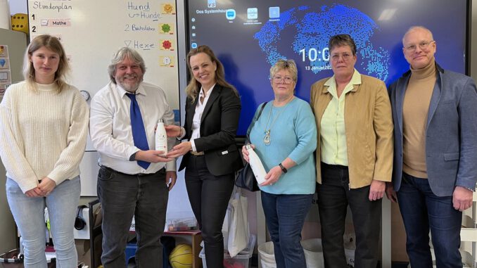 Hanauer Grundschüler üben regelmäßiges Trinken im Schulalltag