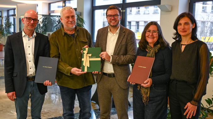 Hanauer Verein übergibt handschriftliche Abschrift des Matthäus-Evangeliums an Bürgermeister