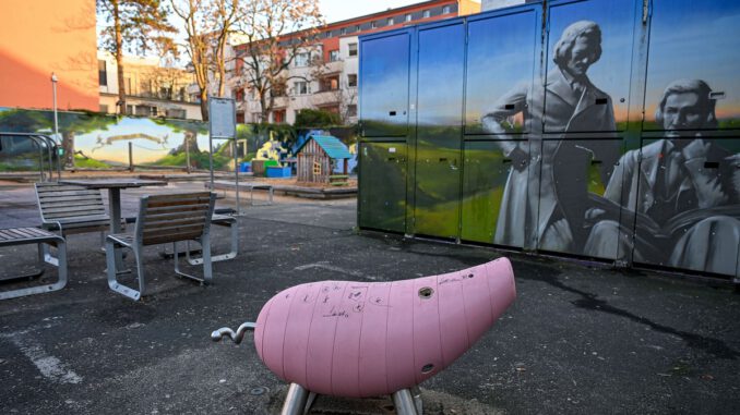 Holzfiguren auf Spielplatz in Hanau erneut beschädigt Holzfiguren auf Spielplatz in Hanau erneut beschädigt