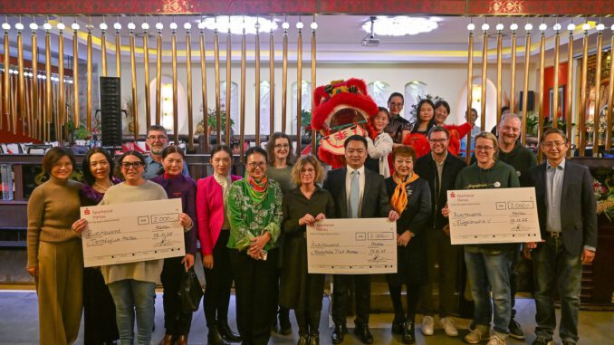 Jubiläumsspende des Asia Palast: 2.000 Euro für drei soziale Projekte in Hanau