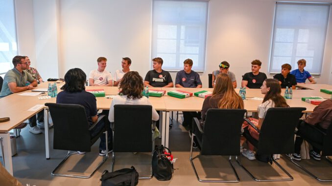 Neunzehn Auszubildende beginnen ihre Ausbildung bei der Stadt Hanau