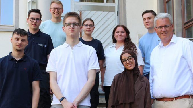 Rüsselsheim startet mit acht neuen Auszubildenden in das Ausbildungsjahr