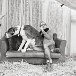 Schloss Philippsruhe zeigt über 80 Schwarzweißaufnahmen von Männern mit ihren Tieren