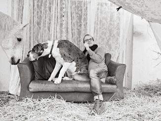 Schloss Philippsruhe zeigt über 80 Schwarzweißaufnahmen von Männern mit ihren Tieren