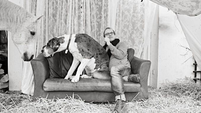 Schloss Philippsruhe zeigt über 80 Schwarzweißaufnahmen von Männern mit ihren Tieren Schloss Philippsruhe zeigt über 80 Schwarzweißaufnahmen von Männern mit ihren Tieren