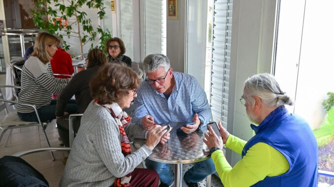 Seniorentreff in Hanau: Digitalberatung und Spiele beim bunten Nachmittag