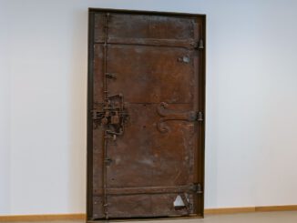 Städtische Museumsreihe erreicht 300. Folge mit restaurierter Eisentür aus Neustadt