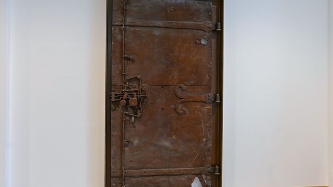 Städtische Museumsreihe erreicht 300. Folge mit restaurierter Eisentür aus Neustadt Städtische Museumsreihe erreicht 300. Folge mit restaurierter Eisentür aus Neustadt