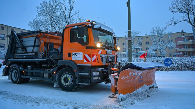 Starker Schneefall in Hanau: Hauptstraßen priorisiert, Müllabfuhr verschiebt Leerungen