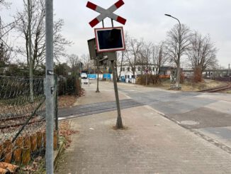 Unbekanntes Fahrzeug beschädigt Blinklichtmast am Bahnübergang in Großauheim
