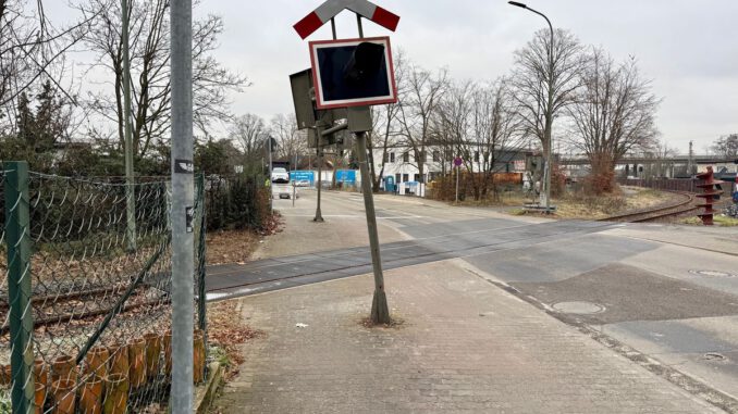 Unbekanntes Fahrzeug beschädigt Blinklichtmast am Bahnübergang in Großauheim