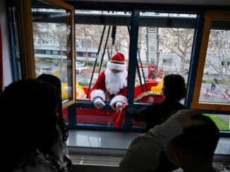 Verkleidete Höhenretter überraschen Kinderklinik in Hanau