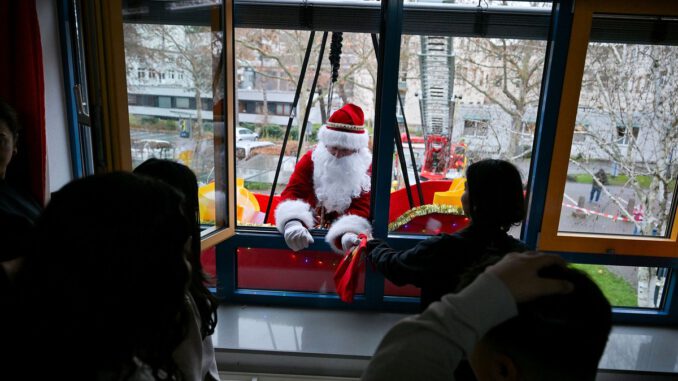 Verkleidete Höhenretter überraschen Kinderklinik in Hanau