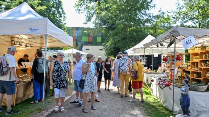 Vier Tage Wein, Handwerk und Livebands im Hanauer Schlossgarten